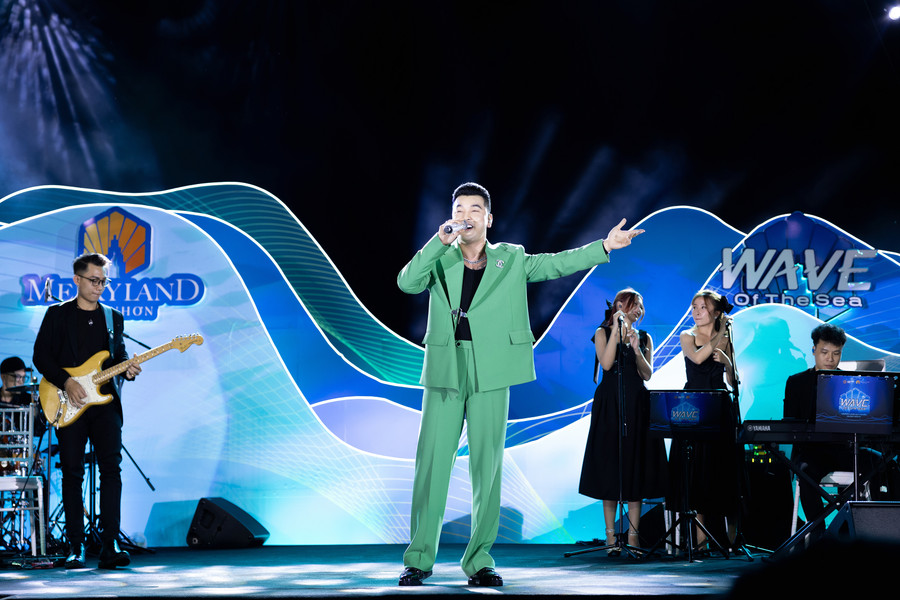 Ưng Hoàng Phúc “cháy” hết mình cùng âm nhạc và khán giả. Ưng Hoàng Phúc “cháy” hết mình cùng âm nhạc và khán giả.