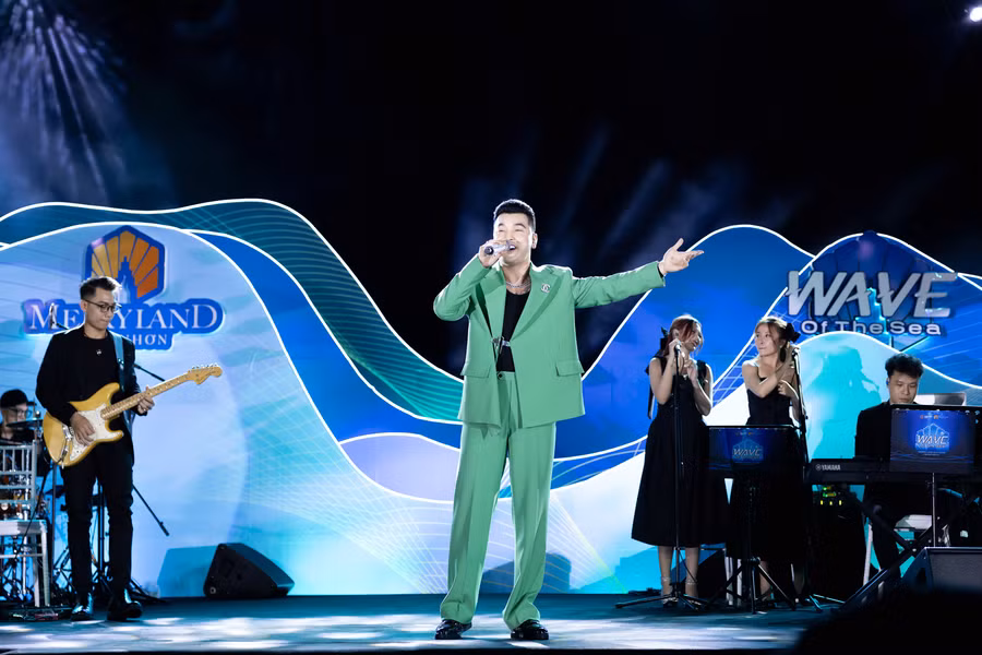 Ưng Hoàng Phúc “cháy” hết mình cùng âm nhạc và khán giả.