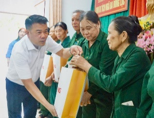 Đoàn thăm hỏi, tặng quà các cựu TNXP đặc biệt khó khăn tại Hà Tĩnh Đoàn thăm hỏi, tặng quà các cựu TNXP đặc biệt khó khăn tại Hà Tĩnh