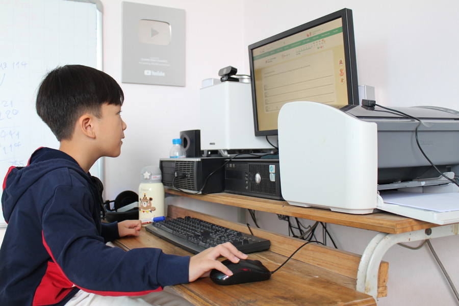 Học sinh có thể tự học hiệu quả với một chương trình đạt chuẩn về nội dung và vượt trội về công nghệ. Học sinh có thể tự học hiệu quả với một chương trình đạt chuẩn về nội dung và vượt trội về công nghệ.