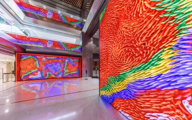 Tác phẩm Cờ Hội được thể hiện bằng những ngôn ngữ thị giác đương đại kết hợp với hiệu ứng 3D