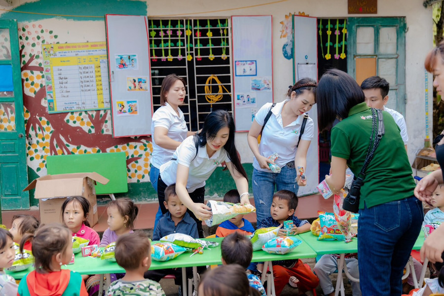 Các em học sinh vùng cao háo hức với những món bánh kẹo hiếm khi được ăn Các em học sinh vùng cao háo hức với những món bánh kẹo hiếm khi được ăn