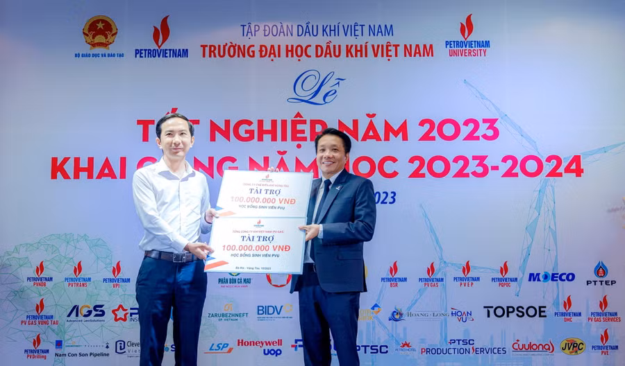 Đại diện Công ty Chế biến khí Vũng Tàu trao chứng nhận tài trợ