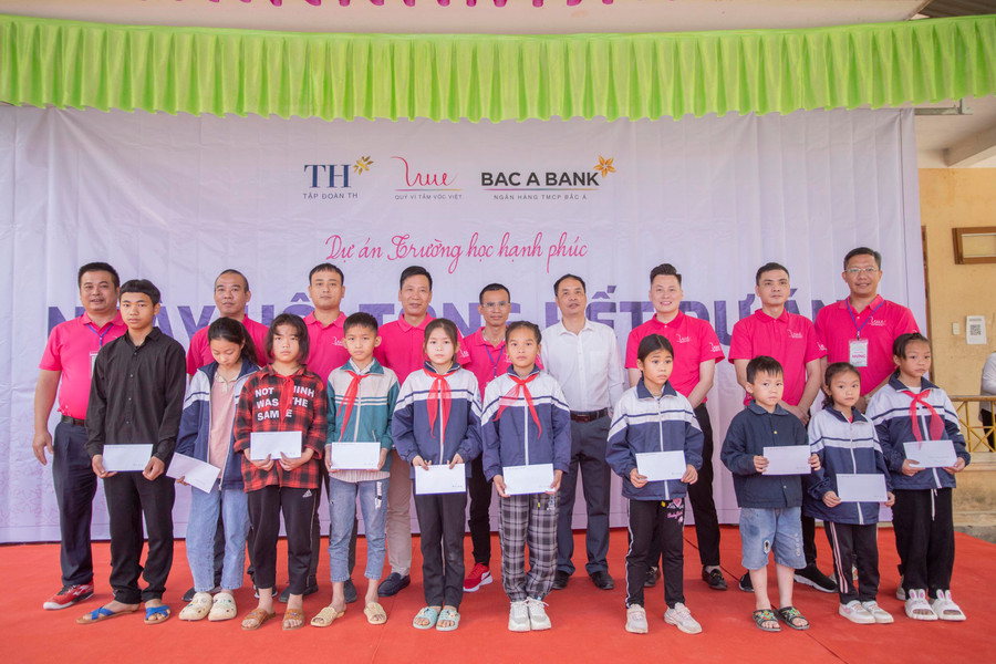 Anh Đoàn Tiến Hưng - Giám đốc Công ty CP Logistic SC (ngoài cùng bên phải) cùng nhóm tình nguyện viên trao học bổng cho học sinh có hoàn cảnh khó khăn.