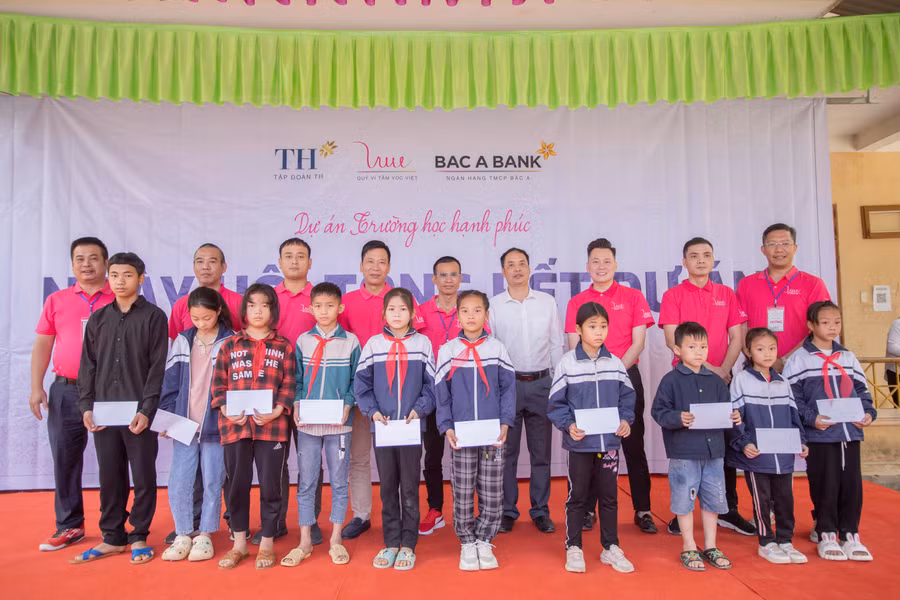 Anh Đoàn Tiến Hưng - Giám đốc Công ty CP Logistic SC (ngoài cùng bên phải) cùng nhóm tình nguyện viên trao học bổng cho học sinh có hoàn cảnh khó khăn.