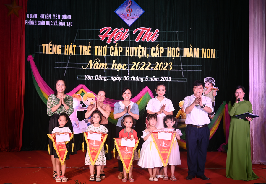 Lãnh đạo Phòng GD&amp;ĐT trao giải các tiết mục và giải toàn đoàn cho các đơn vị.