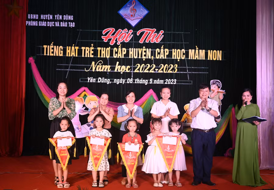 Lãnh đạo Phòng GD&amp;ĐT trao giải các tiết mục và giải toàn đoàn cho các đơn vị.