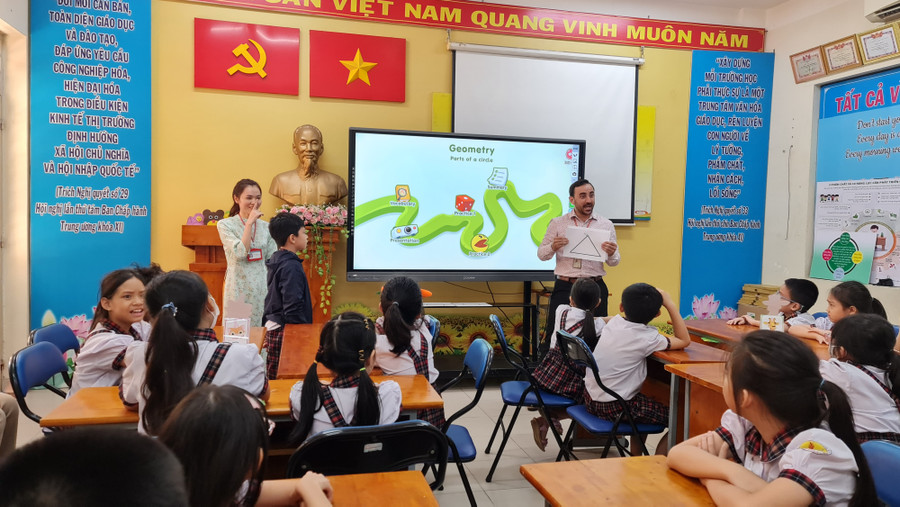 Học sinh trường công lập được học tiếng Anh với giáo viên bản xứ ngay tại trường thông qua mô hình hợp tác công - tư. Học sinh trường công lập được học tiếng Anh với giáo viên bản xứ ngay tại trường thông qua mô hình hợp tác công - tư.