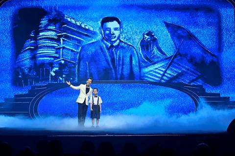 Hành trình vàng son được mở đầu với “Ba kể con nghe&apos;”đầy xúc cảm, càng được thăng hoa hơn cùng những nét vẽ tranh cát của nghệ sĩ tranh cát Trí Đức.