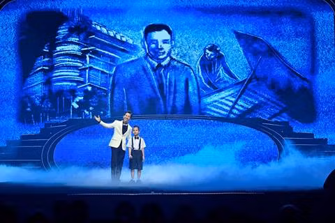 Hành trình vàng son được mở đầu với “Ba kể con nghe'”đầy xúc cảm, càng được thăng hoa hơn cùng những nét vẽ tranh cát của nghệ sĩ tranh cát Trí Đức.