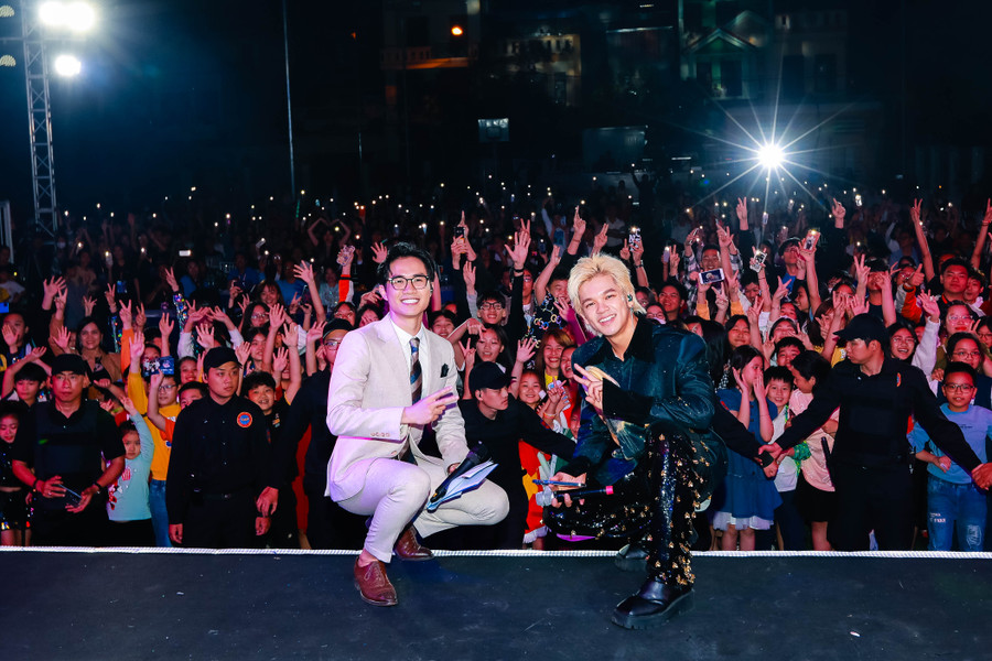 Đặc biệt, phần giao lưu cùng ca sĩ khách mời Trọng Hiếu đã mang đến một sân khấu bùng nổ, sôi động cho người tham gia. Đặc biệt, phần giao lưu cùng ca sĩ khách mời Trọng Hiếu đã mang đến một sân khấu bùng nổ, sôi động cho người tham gia.