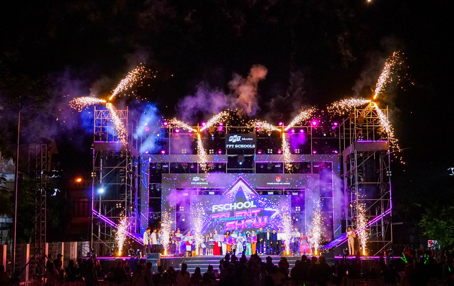 Top 13 thí sinh xuất sắc nhận hoa, giấy chứng nhận, giải thưởng tiền mặt và huy chương lưu niệm từ cuộc thi Top 13 thí sinh xuất sắc nhận hoa, giấy chứng nhận, giải thưởng tiền mặt và huy chương lưu niệm từ cuộc thi