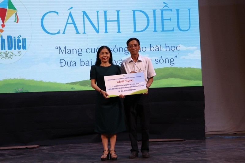 Gần 3.000 bản sách giáo khoa Cánh Diều dành tặng học sinh khó khăn ở Phú Yên.