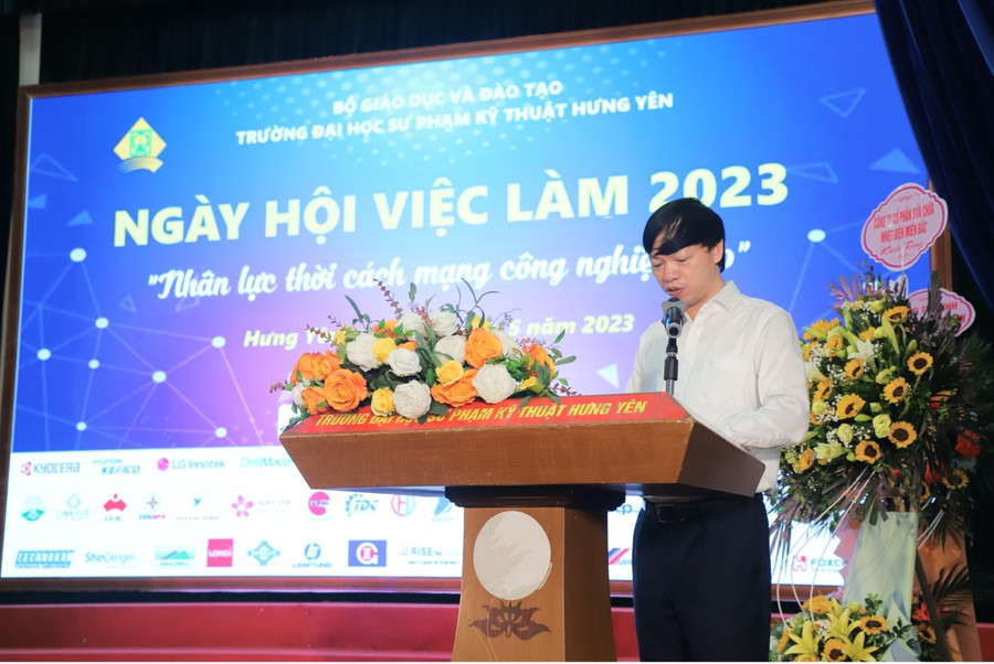 PGS.TS Bùi Trung Thành – Hiệu trưởng Trường Đại học Sư phạm Kỹ thuật Hưng Yên phát biểu tại Ngày hội việc làm.