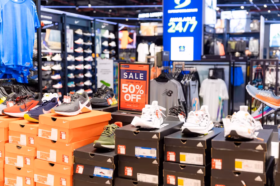 Các thương hiệu đồ thể thao, du lịch cũng không bỏ lỡ giai đoạn đỉnh điểm mua sắm trong dịp hè
