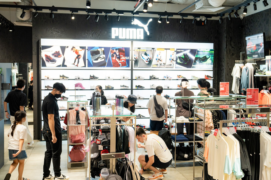 Không gian mua sắm tiện nghi, hiện đại và mát mẻ tạo tâm lý thoải mái cho khách hàng thoả thích săn sale.