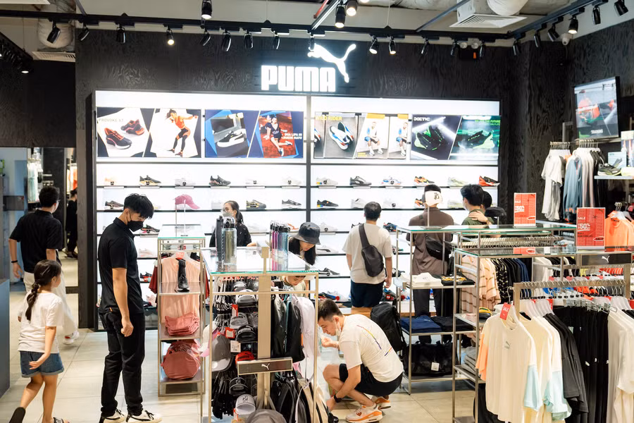 Không gian mua sắm tiện nghi, hiện đại và mát mẻ tạo tâm lý thoải mái cho khách hàng thoả thích săn sale.