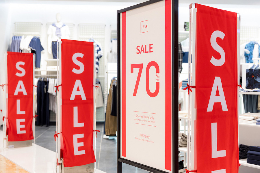 Nhiều thương hiệu quốc tế nổi tiếng giảm giá lên tới 70%, mang đến cơ hội “săn hàng xịn giá hời” cho người tiêu dùng.