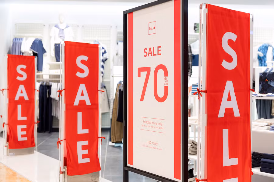 Nhiều thương hiệu quốc tế nổi tiếng giảm giá lên tới 70%, mang đến cơ hội “săn hàng xịn giá hời” cho người tiêu dùng.