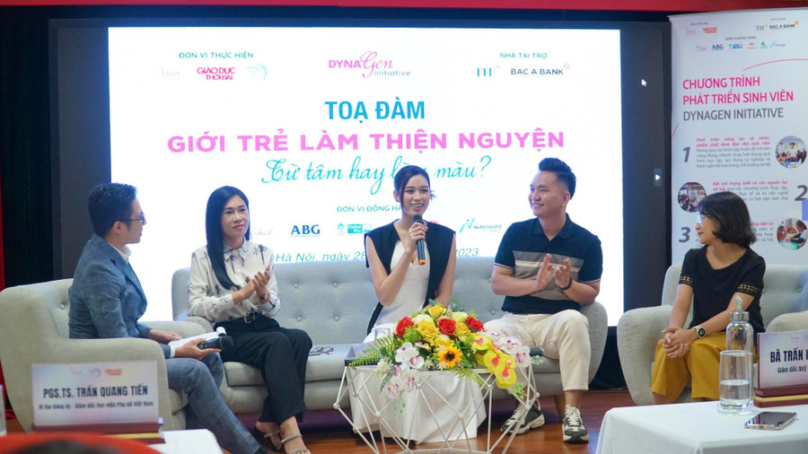 Tọa đàm “Giới trẻ làm thiện nguyện - Từ tâm hay làm màu?” - hoạt động đầu tiên trong chuỗi huấn luyện DynaGen Initiative khóa 4 diễn ra ngày 28/10 vừa qua. Tọa đàm “Giới trẻ làm thiện nguyện - Từ tâm hay làm màu?” - hoạt động đầu tiên trong chuỗi huấn luyện DynaGen Initiative khóa 4 diễn ra ngày 28/10 vừa qua.
