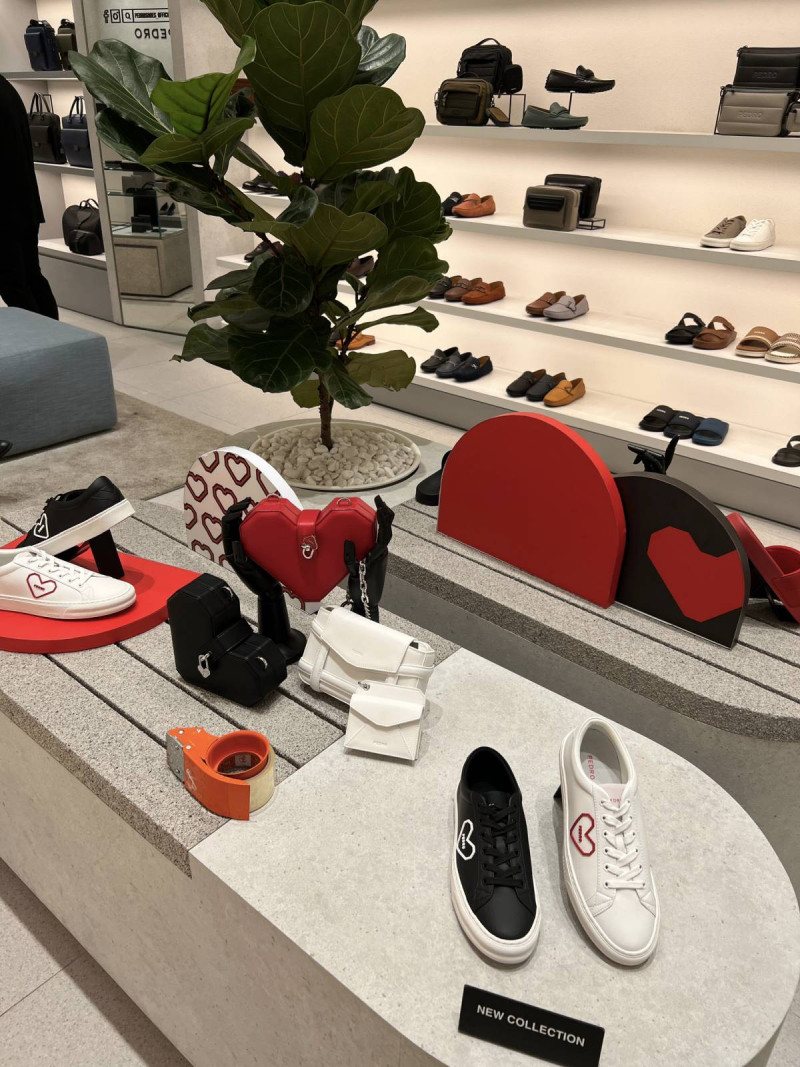 Nhiều thương hiệu đặc biệt thiết kế riêng các sản phẩm hoặc chương trình ưu đãi dành riêng cho ngày Lễ tình nhân, từ thời trang, phụ kiện, mỹ phẩm đến ẩm thực