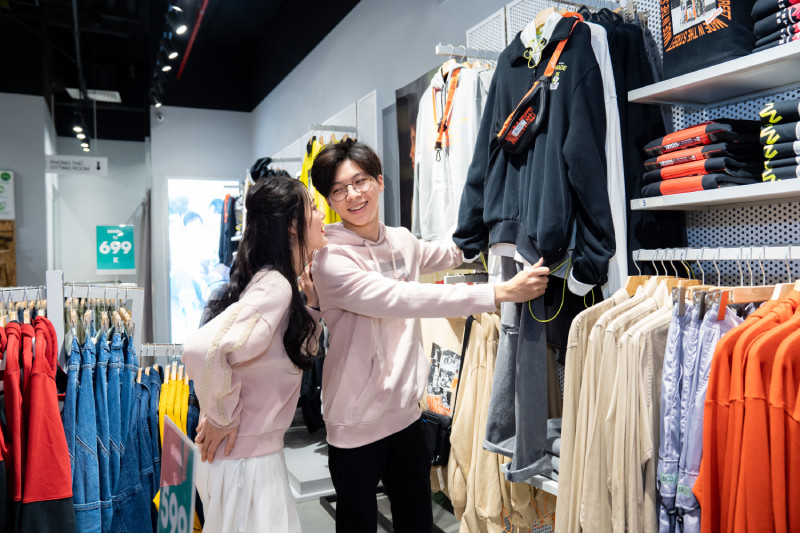 Nhiều bạn trai chia sẻ khi mua quà tặng bạn gái luôn chọn các thương hiệu uy tín. Đến trung tâm thương mại dịp này rất tiện, vừa dễ chọn quà tặng, yên tâm về chất lượng lại có thể ăn tối hay café cùng người yêu