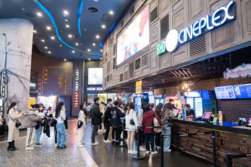 BHD Star với ưu đãi miễn phí Pepsi cho những ai mặc áo đôi, thu hút tấp nập cáccặp yêu nhau xếp hàng mua vé.