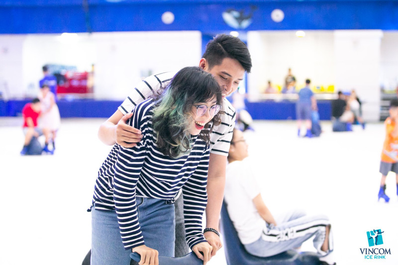 Tay trong tay trượt băng và dành cho nhau những cử chỉ âu yếm hẳn là một trải nghiệm khó quên ngày Lễ tình nhân