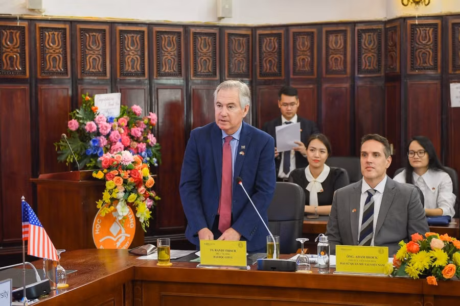 TS. Randy Frisch - Hiệu trưởng CityU phát biểu tại buổi Lễ