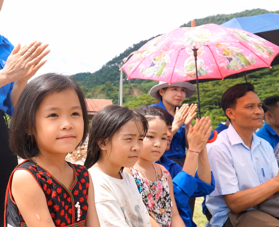 Các em nhỏ xóm Bưa Cốc háo hức trước tin vui thành lập điểm trường.