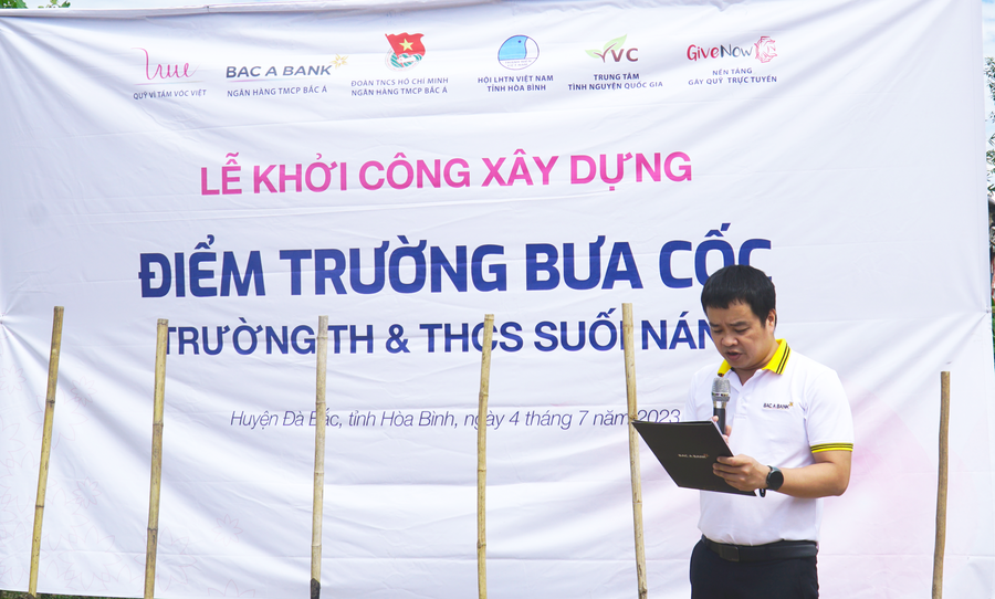Ông Đoàn Văn Tuấn, Giám đốc Ban kế hoạch và thông tin quản trị kiêm Bí thư Đoàn Thanh niên BAC A BANK, phát biểu tại lễ khởi công. Ông Đoàn Văn Tuấn, Giám đốc Ban kế hoạch và thông tin quản trị kiêm Bí thư Đoàn Thanh niên BAC A BANK, phát biểu tại lễ khởi công.