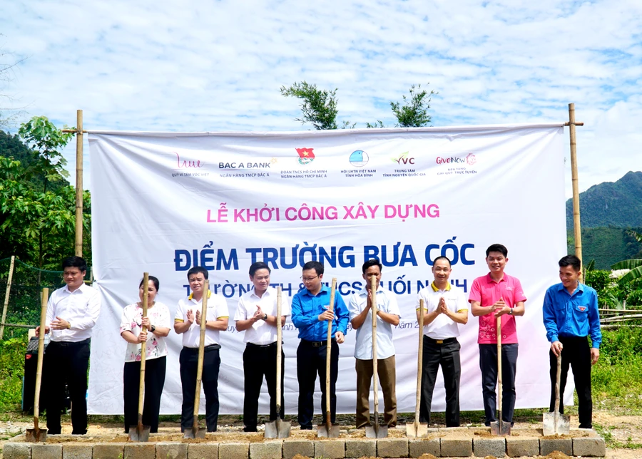 Đại diện Quỹ Vì Tầm Vóc Việt, Đoàn Thanh niên Ngân hàng TMCP Bắc Á, Đoàn TNCS Hồ Chí Minh và Hội Liên hiệp Thanh niên Việt Nam huyện Đà Bắc - tỉnh Hòa Bình, và UBND xã Nánh Nghê cùng thực hiện nghi lễ khởi công.