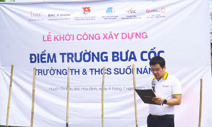Ông Đoàn Văn Tuấn, Giám đốc Ban kế hoạch và thông tin quản trị kiêm Bí thư Đoàn Thanh niên BAC A BANK, phát biểu tại lễ khởi công.
