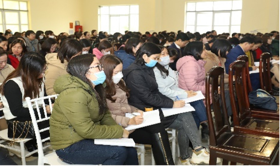 Giáo viên nghe chăm chú và ghi chép những điều được chia sẻ tại Hội thảo. Giáo viên nghe chăm chú và ghi chép những điều được chia sẻ tại Hội thảo.