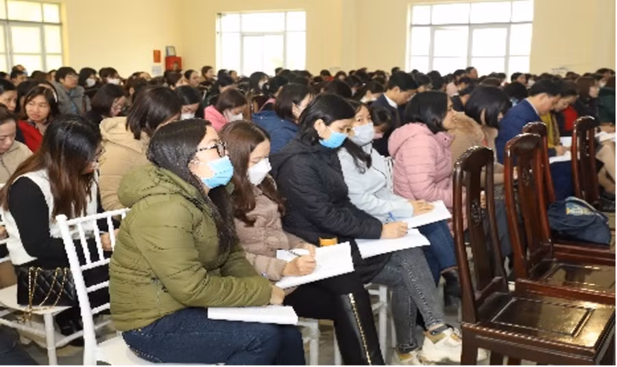 Giáo viên nghe chăm chú và ghi chép những điều được chia sẻ tại Hội thảo.