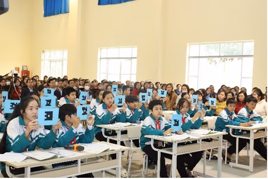 Các em học sinh dùng mã QR trả lời câu hỏi trắc nghiệm trong tiết học mẫu môn Toán.