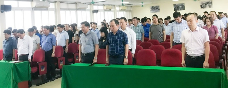 Tập thể sư phạm Trường Đại học Điện lực dành 1 phút mặc niệm để tưởng nhớ những nạn nhân xấu số trong vụ cháy chung cư tại phố Khương Hạ - quận Thanh Xuân - Hà Nội.