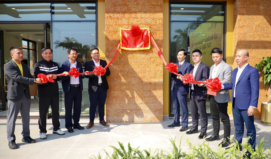Các đại biểu thực hiện nghi lễ khánh thành Học viện T&amp;T Golf Academy, thuộc sân golf Văn Lang Empire Golf Club.