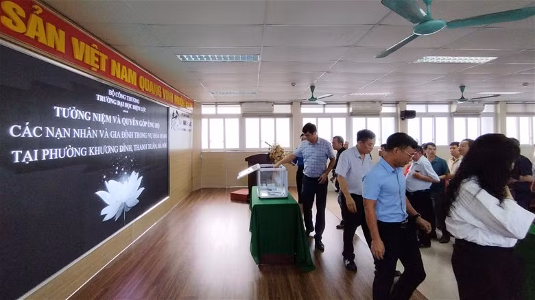 Tập thể viên chức, người lao động chung tay ủng hộ nạn nhân vụ cháy chung cư mini.