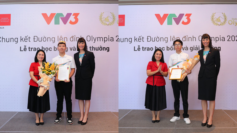 Đại diện Đại học Công nghệ Swinburne trao học bổng cho nhà vô địch Lê Xuân Mạnh và á quân Nguyễn Trọng Thành