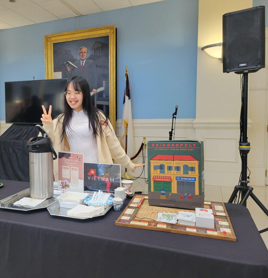 Nhiên chia sẻ văn hóa Việt Nam đến các bạn tại trường