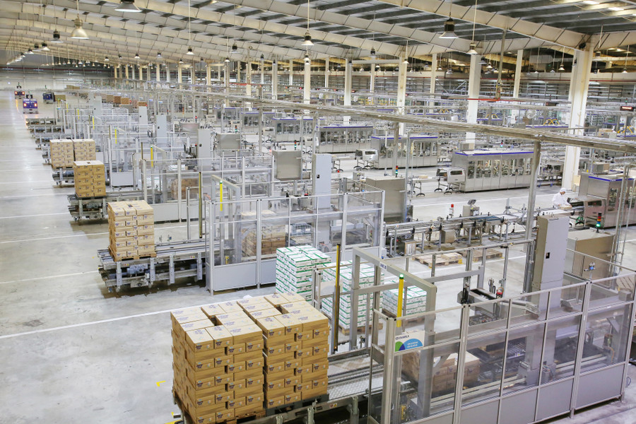 Vinamilk Pathways to Dairy Net Zero 2050 kết hợp nhiều giải pháp đồng bộ từ ứng dụng kinh tế tuần hoàn đến đầu tư các công nghệ tiết kiệm năng lượng, giảm thải Vinamilk Pathways to Dairy Net Zero 2050 kết hợp nhiều giải pháp đồng bộ từ ứng dụng kinh tế tuần hoàn đến đầu tư các công nghệ tiết kiệm năng lượng, giảm thải