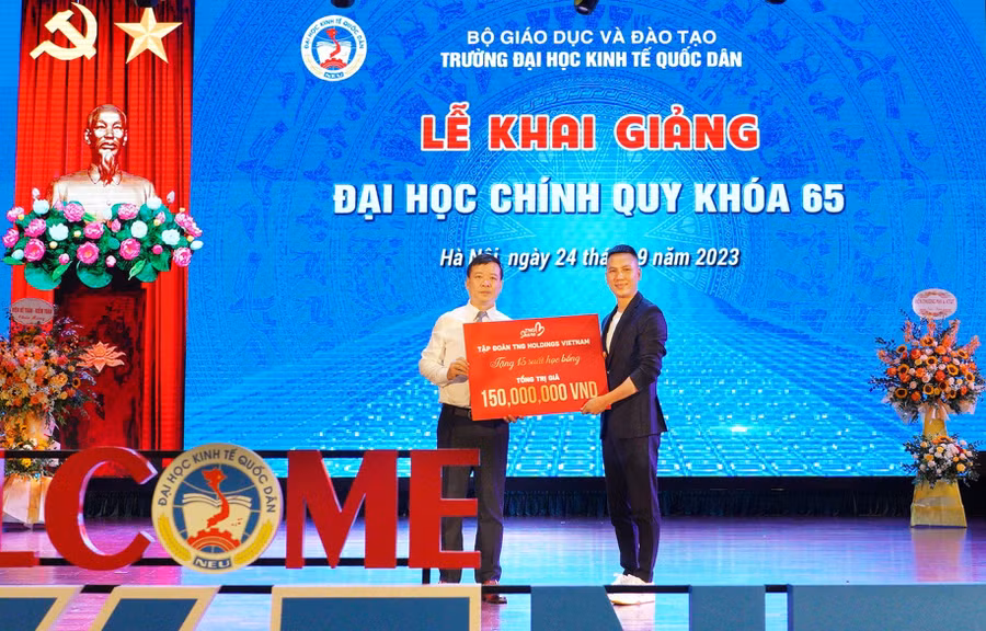 Đại diện TNG Holdings Vietnam trao 15 suất học bổng cho đại diện nhà trường tại Lễ Khai giảng.