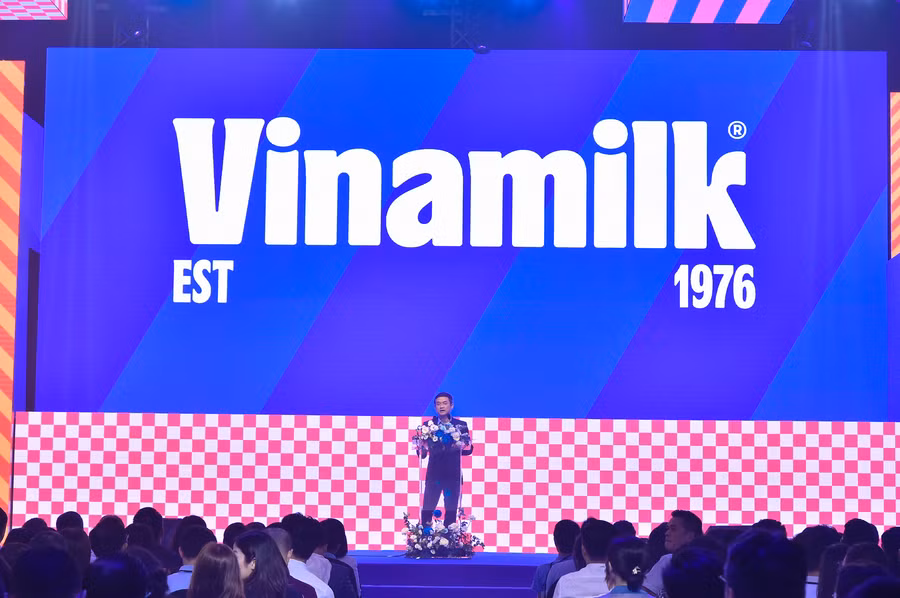 Ông Nguyễn Quang Trí, Giám đốc điều hành Marketing của Vinamilk đại diện chia sẻ về quá trình làm ra bộ nhận diện này, bắt nguồn từ sứ mệnh “chăm sóc” (Care) mà Vinamilk luôn theo đuổi.