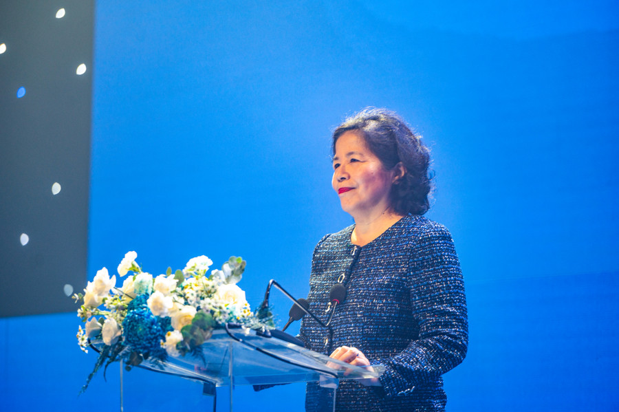 Bà Mai Kiều Liên, Tổng Giám Đốc Vinamilk phát biểu về lần tái định vị thương hiệu lần này. Theo đó, việc ra mắt bộ nhận diện thương hiệu mới phản ánh tinh thần “táo bạo, quyết tâm, luôn là chính mình” của Vinamilk cùng lời cam kết: “Mỗi sản phẩm sẽ là lời hứa dinh dưỡng dành cho bạn và những người thân quý.” Bà Mai Kiều Liên, Tổng Giám Đốc Vinamilk phát biểu về lần tái định vị thương hiệu lần này. Theo đó, việc ra mắt bộ nhận diện thương hiệu mới phản ánh tinh thần “táo bạo, quyết tâm, luôn là chính mình” của Vinamilk cùng lời cam kết: “Mỗi sản phẩm sẽ là lời hứa dinh dưỡng dành cho bạn và những người thân quý.”