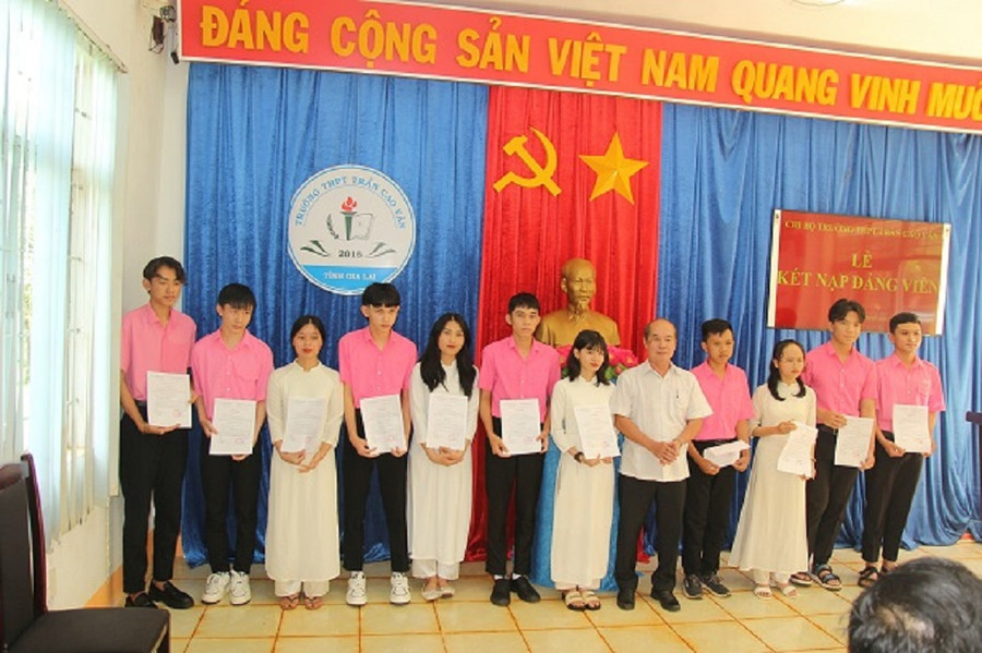 Đồng chí Lê Đình Huấn - PBT TT Huyện uỷ Chư Sê trao QĐ kết nạp cho các Đảng viên. Đồng chí Lê Đình Huấn - PBT TT Huyện uỷ Chư Sê trao QĐ kết nạp cho các Đảng viên.