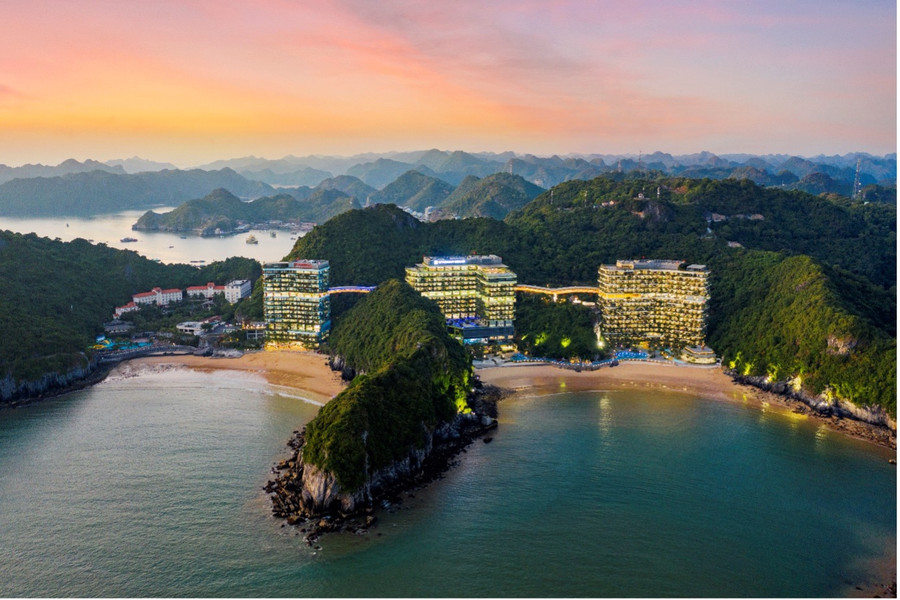 Quần thể nghỉ dưỡng Flamingo Cát Bà đẹp rực rỡ bên vịnh Lan Hạ. Quần thể nghỉ dưỡng Flamingo Cát Bà đẹp rực rỡ bên vịnh Lan Hạ.