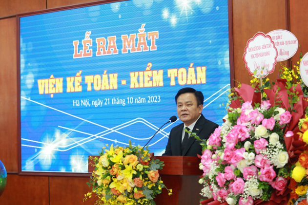 PGS.TS Nguyễn Hoàng, Hiệu trưởng Trường ĐH Thương Mại phát biểu chúc mừng tại buổi lễ PGS.TS Nguyễn Hoàng, Hiệu trưởng Trường ĐH Thương Mại phát biểu chúc mừng tại buổi lễ