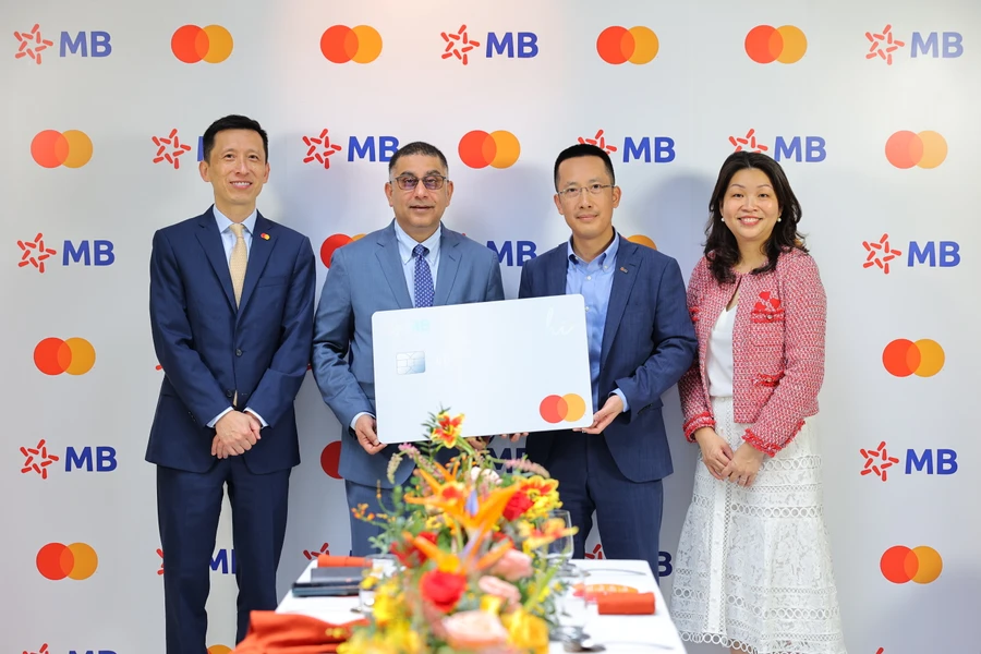 Ông Vũ Thành Trung – Thành viên Ban điều hành MB và Ông Safdar Khan – Chủ tịch khu vực Đông Nam Á của Mastercard tại buổi lễ 