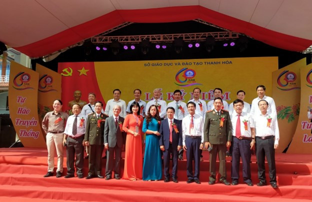 BGH nhà trường chụp ảnh với lãnh đạo Tỉnh, Huyện, Sở GD&amp;ĐT về dự lễ